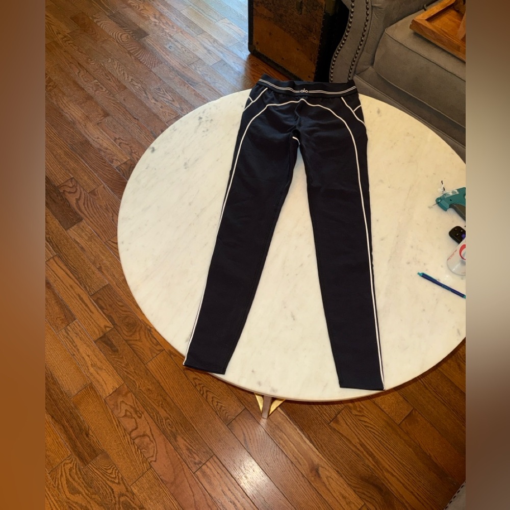 ALO Yoga Black Heart Throb Leggings. Medium. Like new.